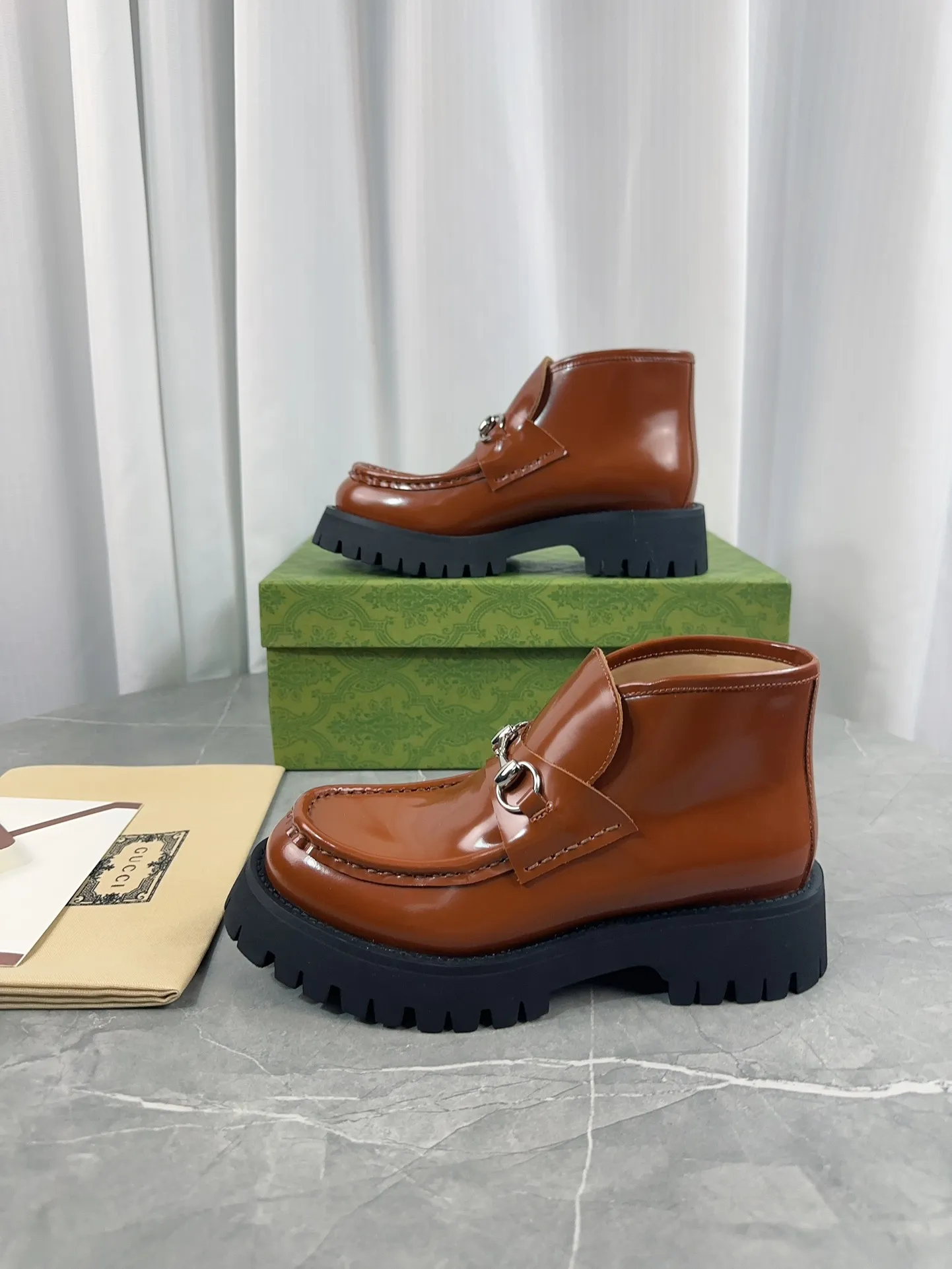 Men's shoes 💰620💰 New model from Gucci, double GG groove thick-soled loafers. The original version is made 1:1. Super beautiful quality, classic model at the counter. ❶Upper: original open-edge beaded cowhide ❷Inner lining: water-dyed cowhide ❸Feet: water-dyed cowhide ❹Outsole: ultra-light original sole ❺thick sole heightening: 3.5cn ❻Packing: original packaging ❼Number: 35-42 (41 41 customized, non-refundable) Men's model: 38-46 (45, 46 customized, non-refundable)